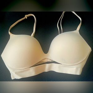 Victoria’s Secret wireless push up bra with adjustable straps. 34C / C75.
